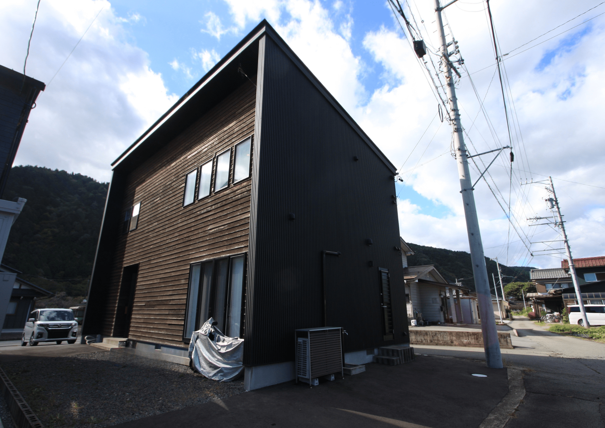 小学校徒歩9分、家事も収納もゆとりある暮らし。家族が健やかに育つ家。【E-13】